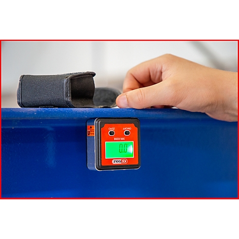 Digitale Wasserwaage mit grünem Display zeigt 0,0 Grad, daneben eine Hand. Darunter steht „Stool.co“.